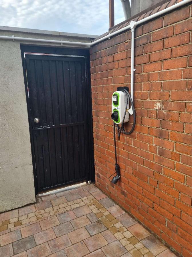Lmk, Spacious 1 Bedroom Ground Floor Apartment, Ev Charger, Free Parking Wi-Fi, Great Location Belfast Extérieur photo